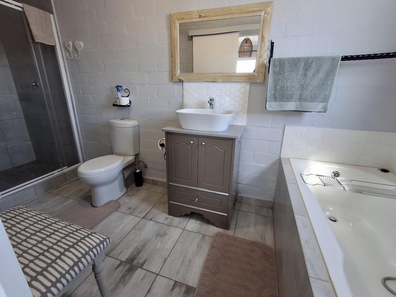 To Let 4 Bedroom Property for Rent in Britannia Bay Western Cape